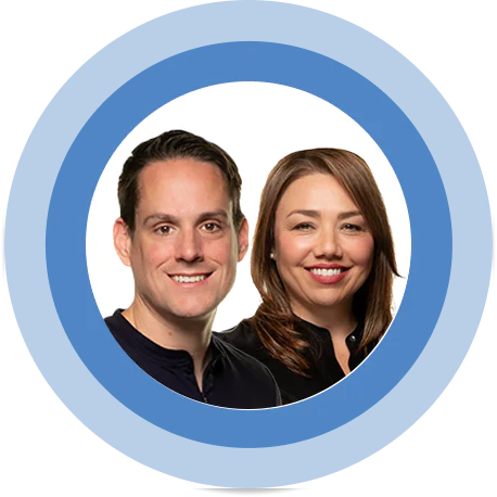 A man and a woman smiling, framed by a blue circle.